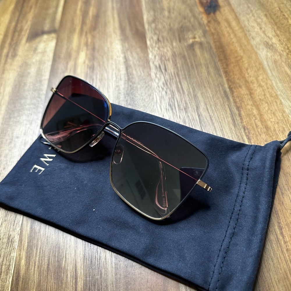 Krewe Dolly Women’s Sunglasses w soft and hard cases